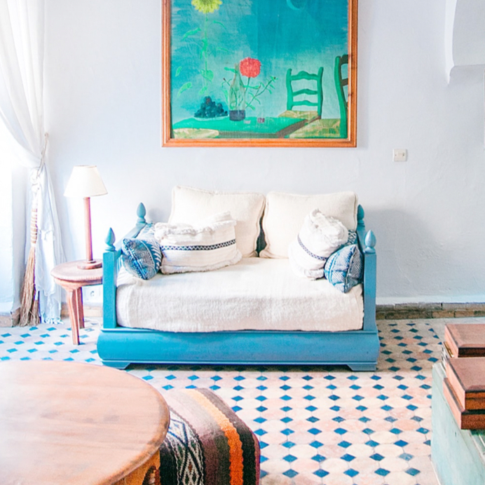 Möbel in aquamarin streichen für mediterrane Einrichtungsideen und griechisches Flair im Wohnzimmer, meeresblaue Möbel